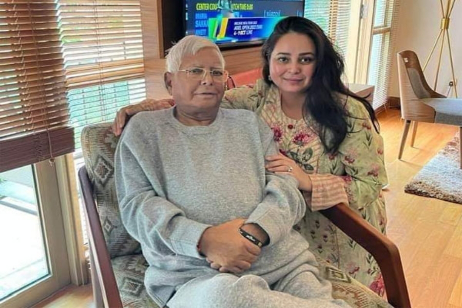 daughter rohini to donate kidney  rohini to donate kidney to her father  Lalu Prasad Yadav  ಮೂತ್ರಪಿಂಡ ಸಮಸ್ಯೆಯಿಂದ ಬಳಲುತ್ತಿರುವ ಲಾಲು  ಲಾಲುಗೆ ಕಿಡ್ನಿ ದಾನ ಮಾಡುತ್ತಿರುವ ಮಗಳು  ತಂದೆಗೆ ಪುತ್ರಿ ರೋಹಿಣಿ ಕಿಡ್ನಿ ದಾನ  ಆರ್‌ಜೆಡಿ ನಾಯಕ ಲಾಲು ಪ್ರಸಾದ್ ಯಾದವ್  ​ ಯಾದವ್​ ಅವರ ಎರಡನೇ ಪುತ್ರಿ ರೋಹಿಣಿ ಆಚಾರ್ಯ