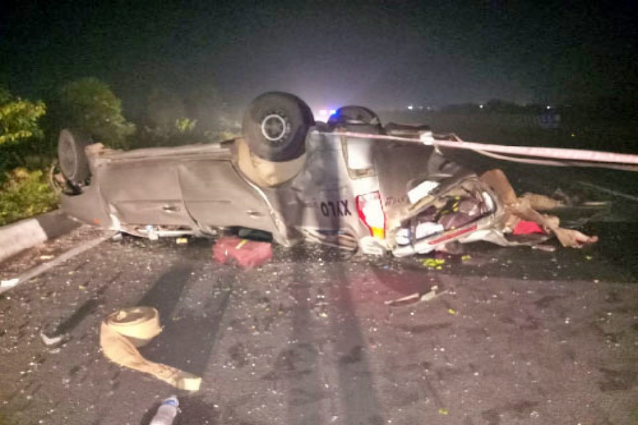 Six people killed in Road accident, Hit and Run: Six people killed in Road accident at Sangareddy, Sangareddy Road accident, Sangareddy Road accident news, Hit and Run, Sangareddy Hit and Run, Sangareddy Hit and Run news, ರಸ್ತೆ ಅಪಘಾತದಲ್ಲಿ ಆರು ಜನ ಸಾವು, ಸಂಗಾರೆಡ್ಡಿಯಲ್ಲಿ ರಸ್ತೆ ಅಪಘಾತದಲ್ಲಿ ಆರು ಜನ ಸಾವು, ಸಂಗಾರೆಡ್ಡಿ ರಸ್ತೆ ಅಪಘಾತ, ಸಂಗಾರೆಡ್ಡಿ ರಸ್ತೆ ಅಪಘಾತ ಸುದ್ದಿ, ಹಿಟ್​ ಆ್ಯಂಡ್​ ರನ್​, ಸಂಗಾರೆಡ್ಡಿ ಹಿಟ್​ ಆ್ಯಂಡ್​ ರನ್​, ಸಂಗಾರೆಡ್ಡಿ ಹಿಟ್​ ಆ್ಯಂಡ್​ ರನ್ ಸುದ್ದಿ,