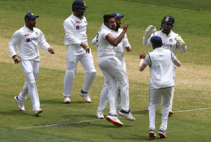 Indian team leaves for Sydney