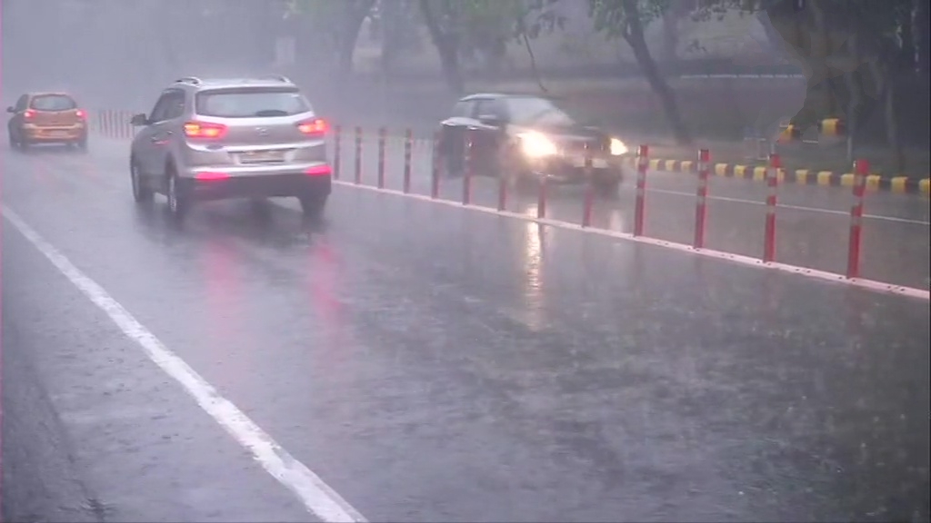 The people of Delhi are suffering from cold and unseasonal rain