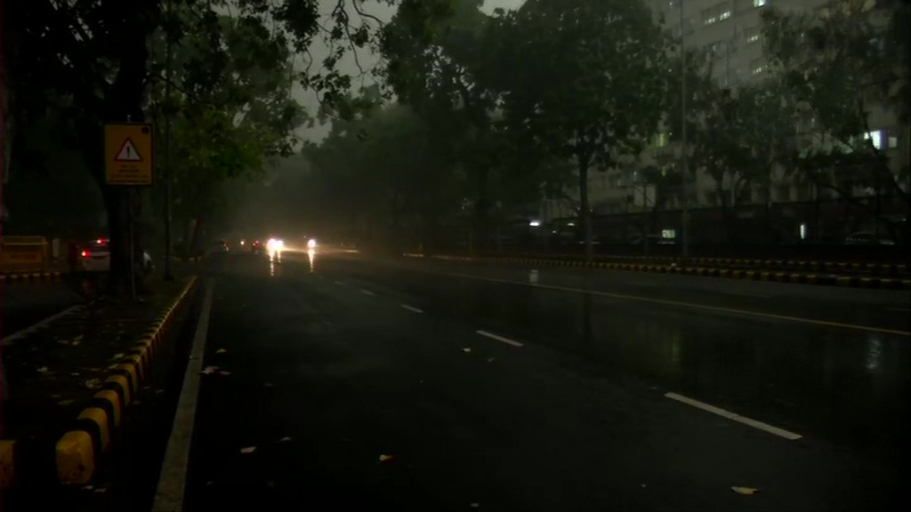 The people of Delhi are suffering from cold and unseasonal rain