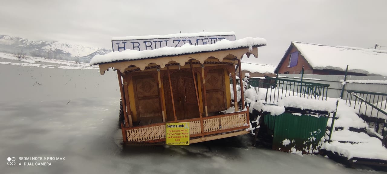 houseboats sank in dal lake due to snowfall in kashmir