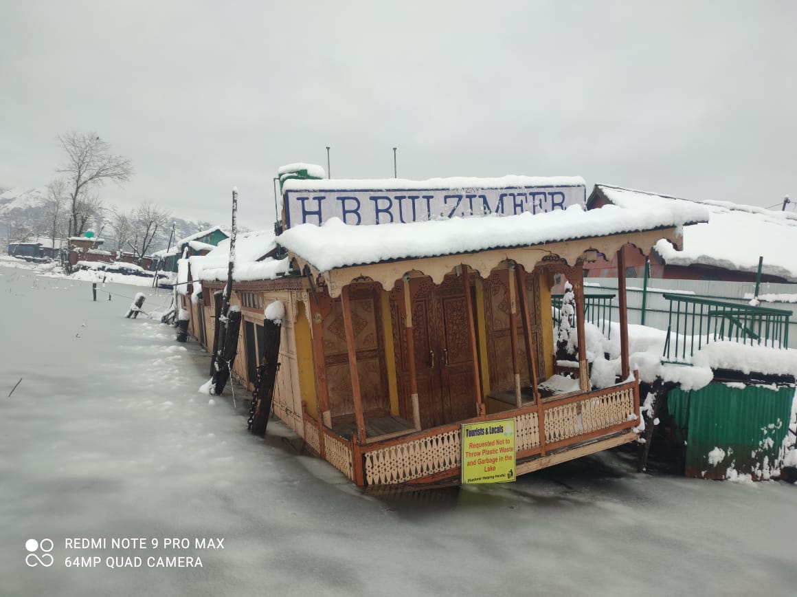 houseboats sank in dal lake due to snowfall in kashmir