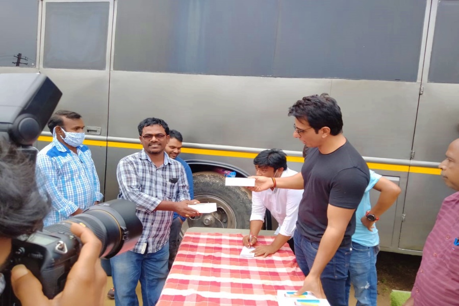 SonuSood gifted 100 mobile phones to poor workers in Acharya set