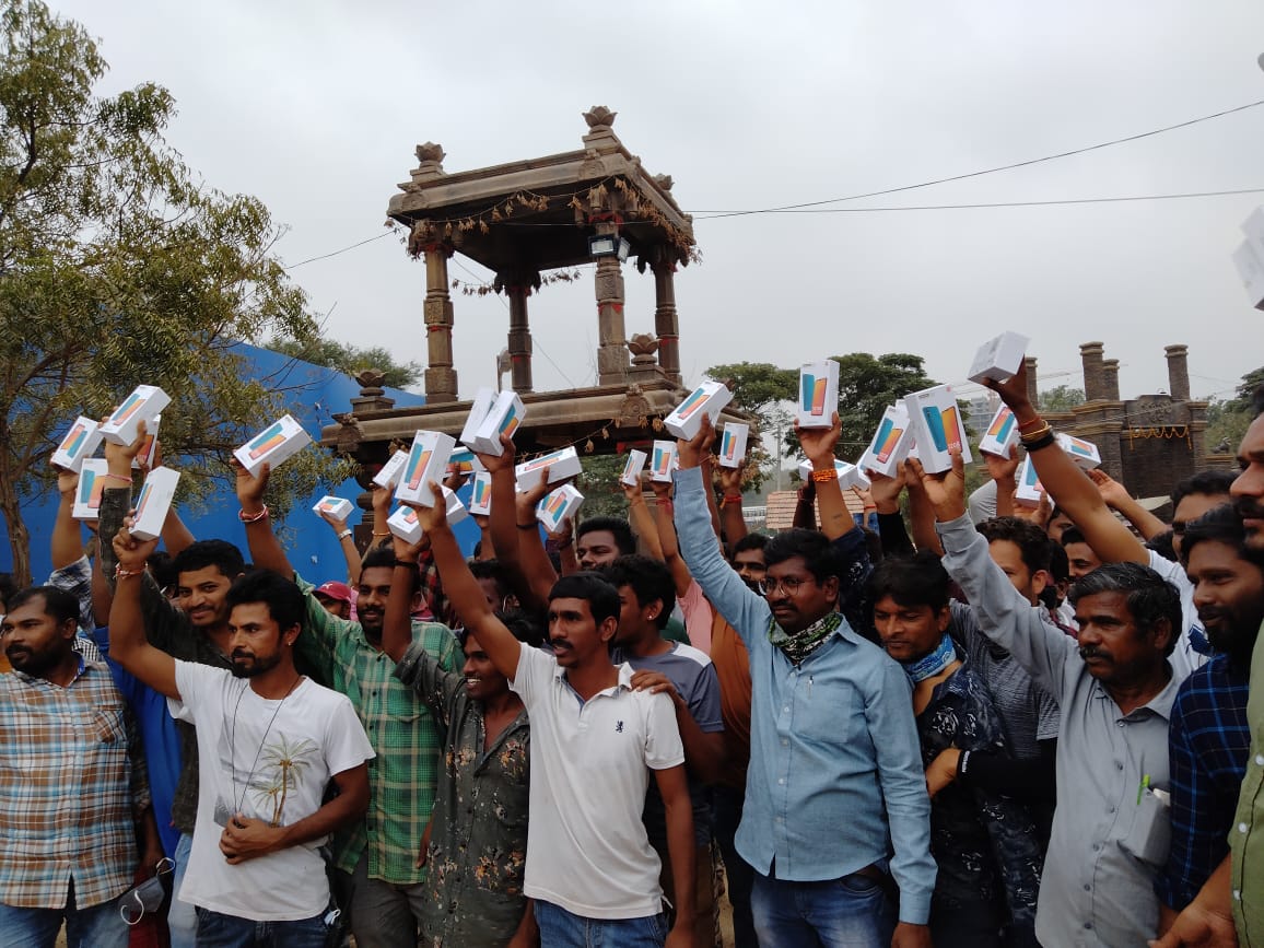 SonuSood gifted 100 mobile phones to poor workers in Acharya set