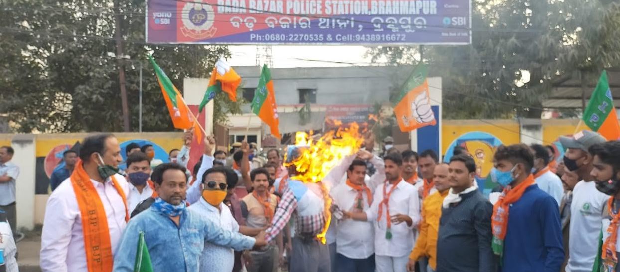 bjp leader killed in Mahanga: BJP protset in front of SP office