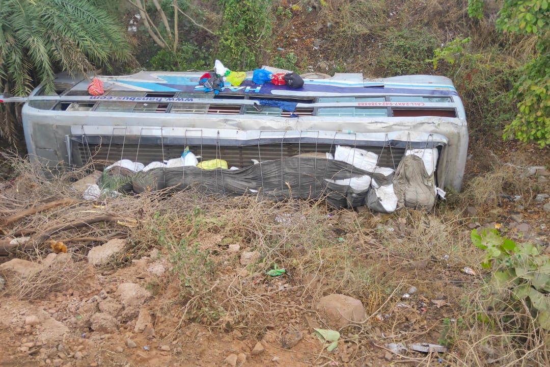 Bus going from Jaipur to Indore fell into the ditch