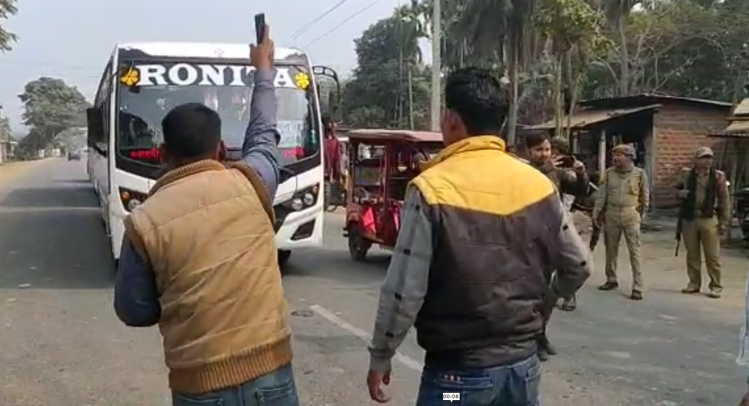 BOKO NH 17 BLOCKED BY LOCAL PEOPLE