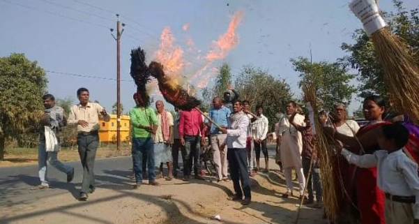 ग्रामीणों ने गोह थानाध्यक्ष और दरोगा का पुतला फूंका