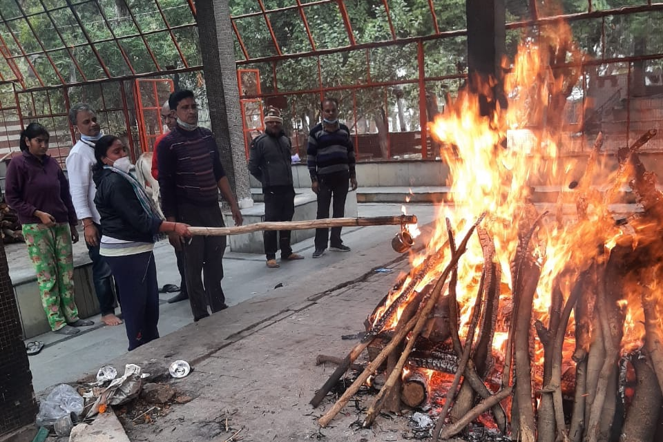 कोटा बुजुर्ग मां की मौत बेटी ने किया अंतिम संस्कार,  बेटी ने किया अंतिम संस्कार,  कर्मयोगी सेवा संस्थान अंतिम संस्कार,  Kota daughter cremated mother,  Kota son did not come for the funeral of his mother,  Kota elderly mother dies, daughter performs last rites