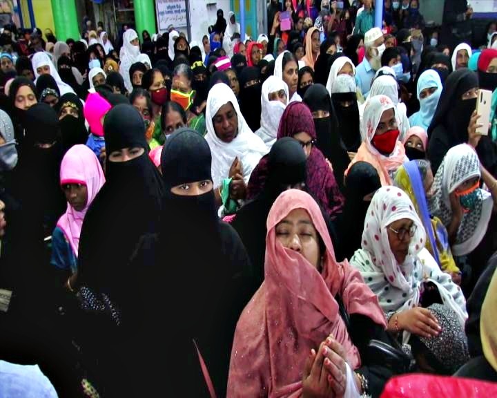 woman prayer in nagore dargah