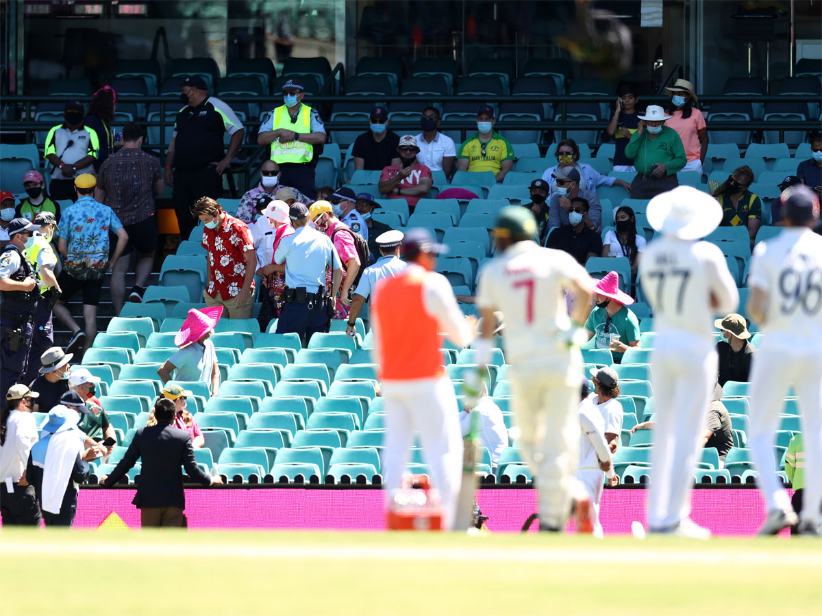 'Terrible behaviour': Hussey, Warne slam SCG crowd racial abuse