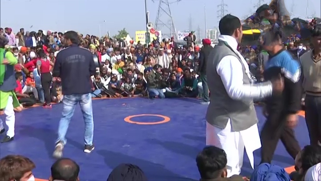 Massive crowd gathered to watch dangal for farmers protest at Ghazipur border