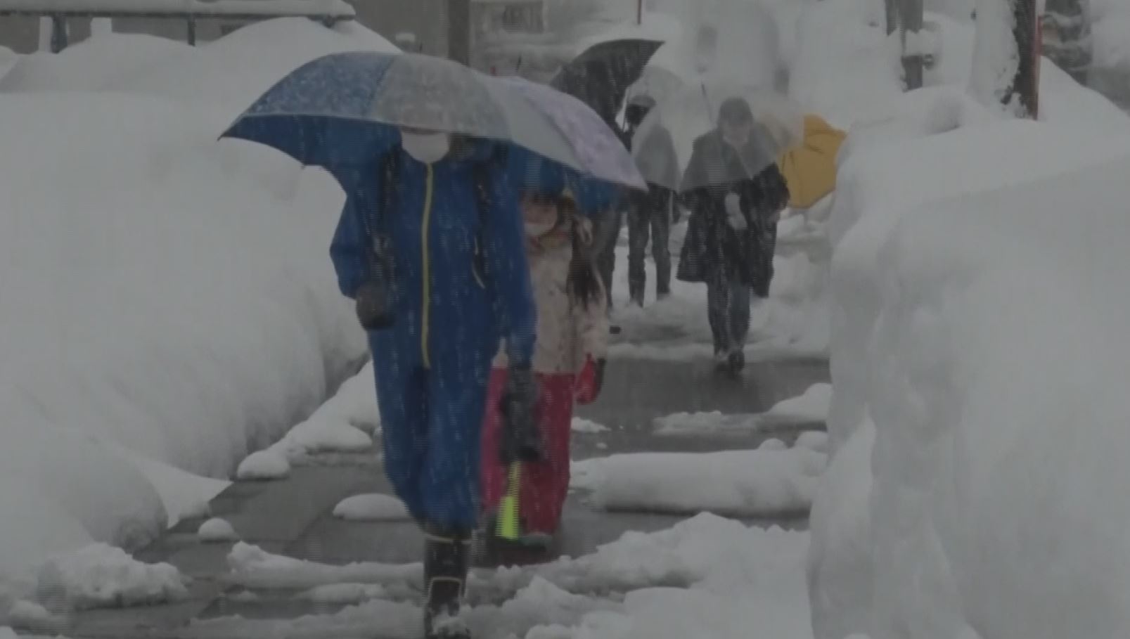 heavy snowfall kills 13 in japan