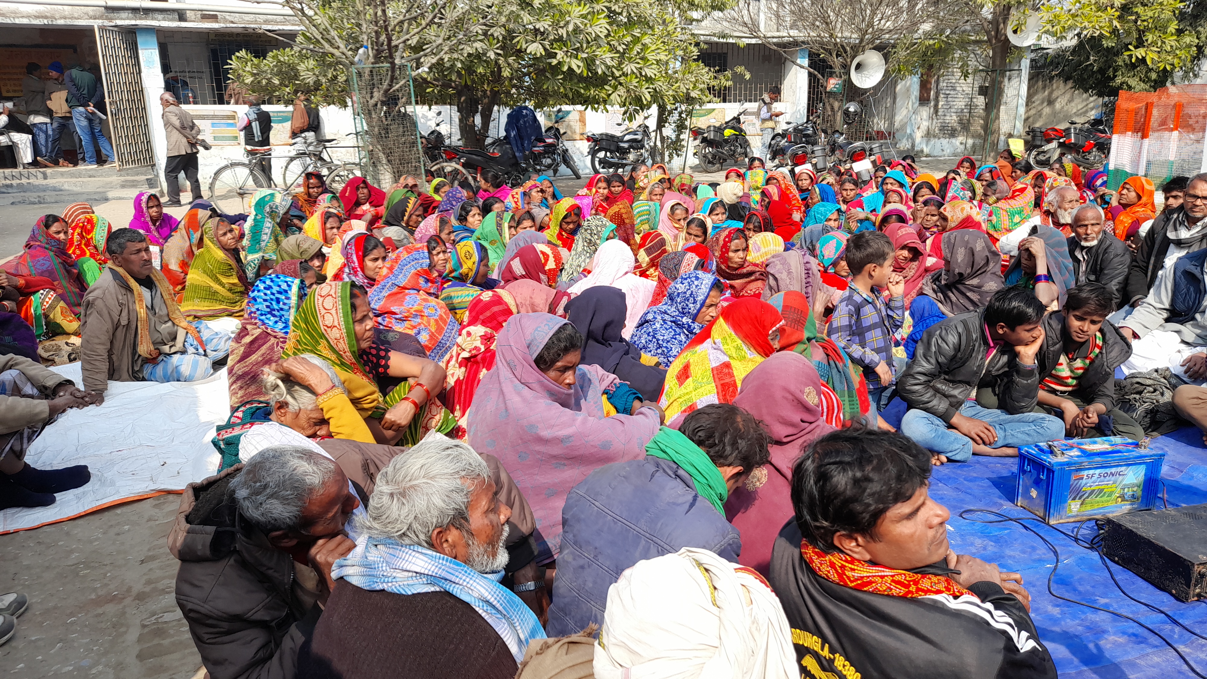 कुंडिलपुर पंचायत में धरना पर बैठे ग्रामीण