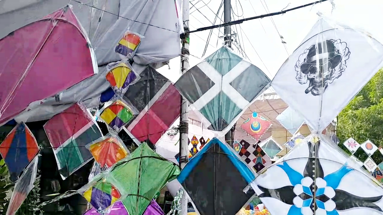 jaipur market full of leaders kites, makar sankranti festival 2021, jaipur latest news, Happy Makar Sankranti, Rahul Gandhi, Narendra Modi, जयपुर की लेटेस्ट खबर, मकर संक्रांति 2020, नेताओं के चेहरे पर बना पतंग