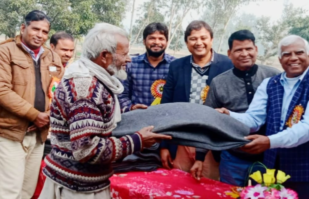 blanket distribution among senior citizen in barabanki