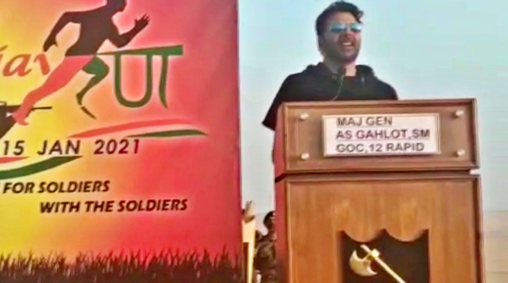 akshay kumar reached to meet army personnel, kriti sanon reached to meet army personnel, आर्मी डे 2021, जैसलमेर न्यूज, jaisalmer news, एक्टर अक्षय कुमार, विजय रण फॉर सोल्जर मैराथन, सगत सिंह स्टेडियम