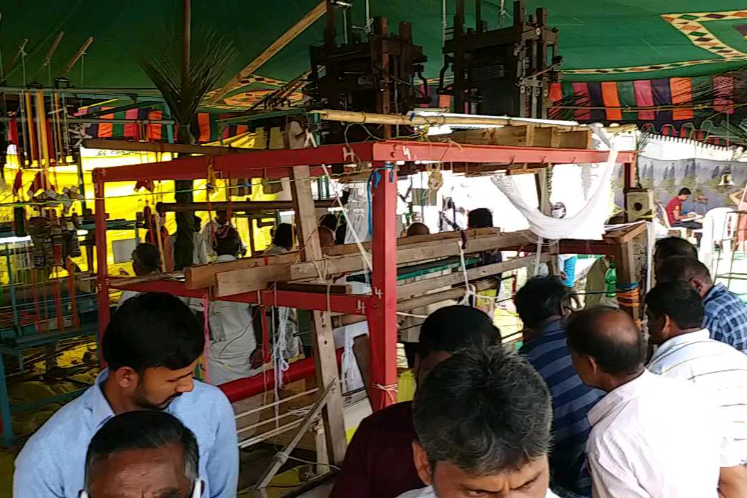 weaving competitions for handloom workers