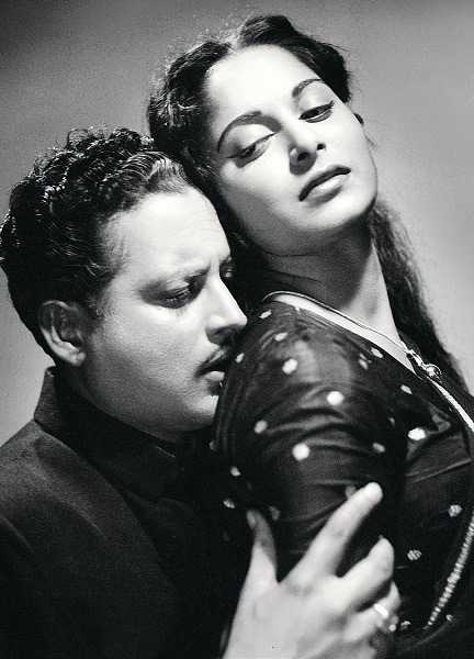 Guru Dutt with Waheeda Rehman in a still from Kaagaz Ke Phool