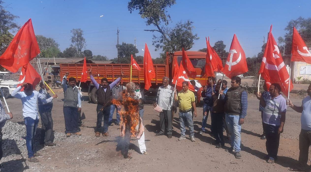 cpim-protest-against-railway-management-to-demand-passenger-trains-run-from-kusmunda-in-korba