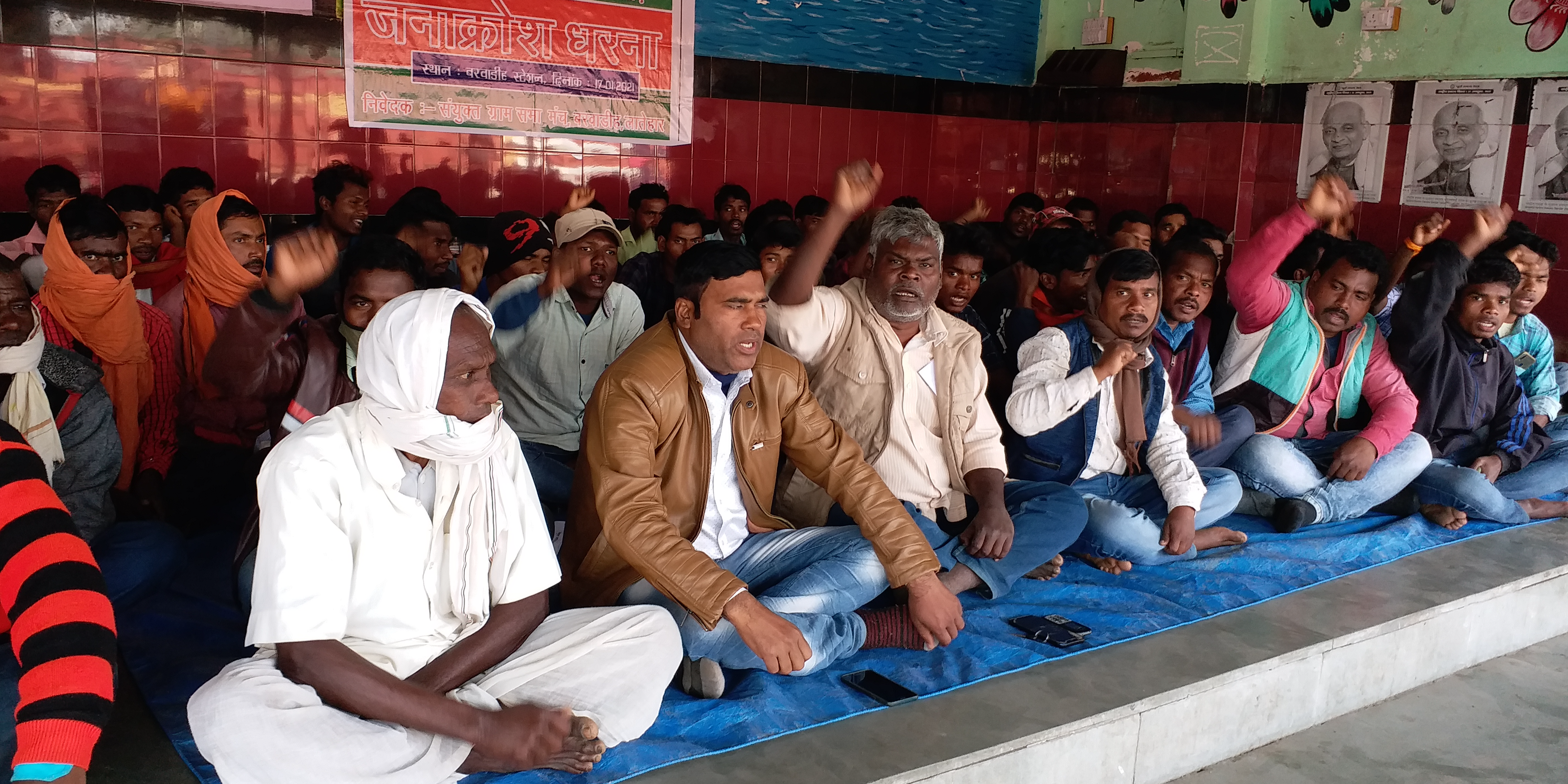 Villagers demonstrate at Latehar railway station