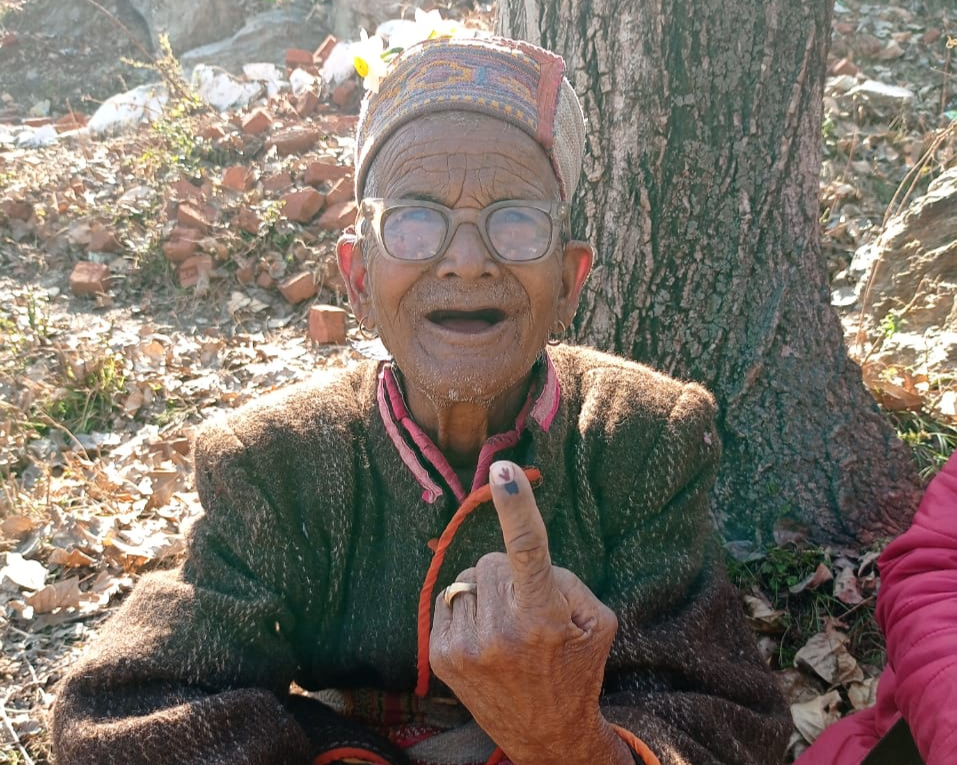 107 वर्षीय बुजुर्ग ने डाला वोट