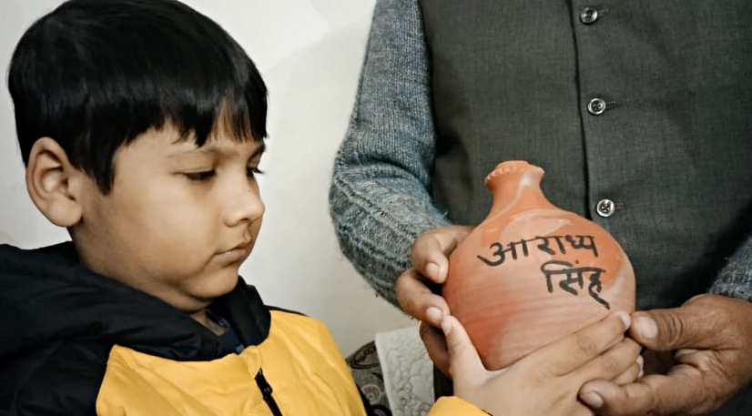 students gave piggy and scholarship funds  राम मंदिर निर्माण  Ram temple construction  भरतपुर न्यूज  bharatpur news  अयोध्या में राम मंदिर  Ram temple in Ayodhya  समर्पण निधि संग्रह अभियान  Surrender Fund Raising Campaign