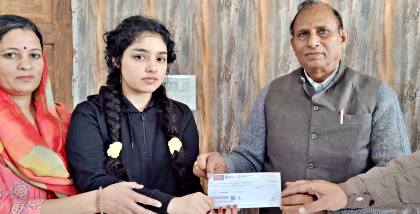 students gave piggy and scholarship funds  राम मंदिर निर्माण  Ram temple construction  भरतपुर न्यूज  bharatpur news  अयोध्या में राम मंदिर  Ram temple in Ayodhya  समर्पण निधि संग्रह अभियान  Surrender Fund Raising Campaign