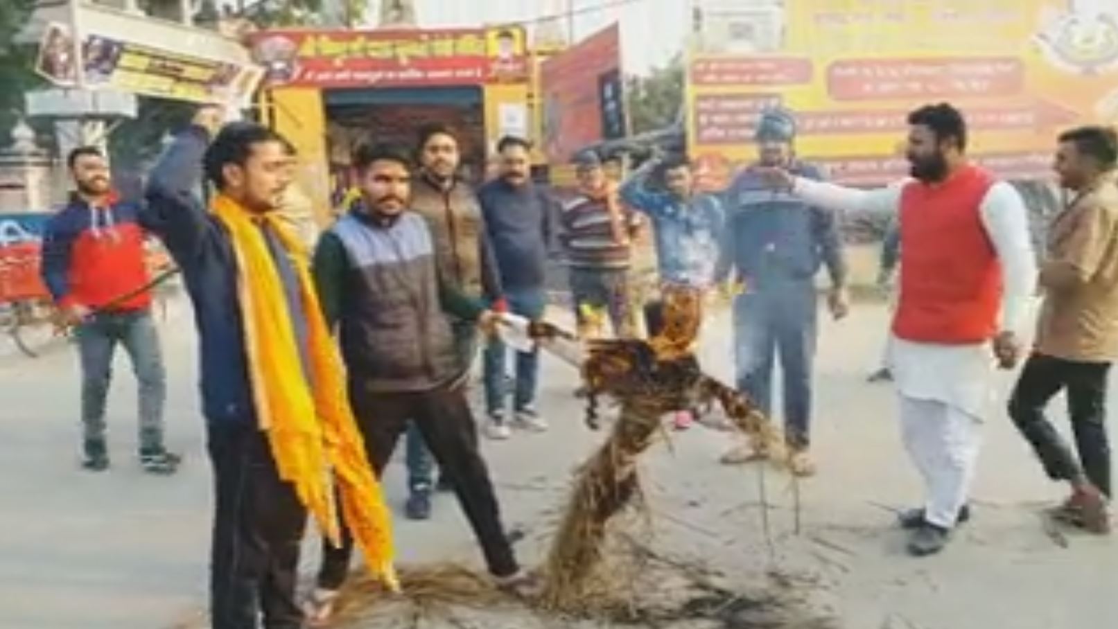 सैफअली खान का पुतला दहन करते परशुराम सेना के कार्यकर्ता.