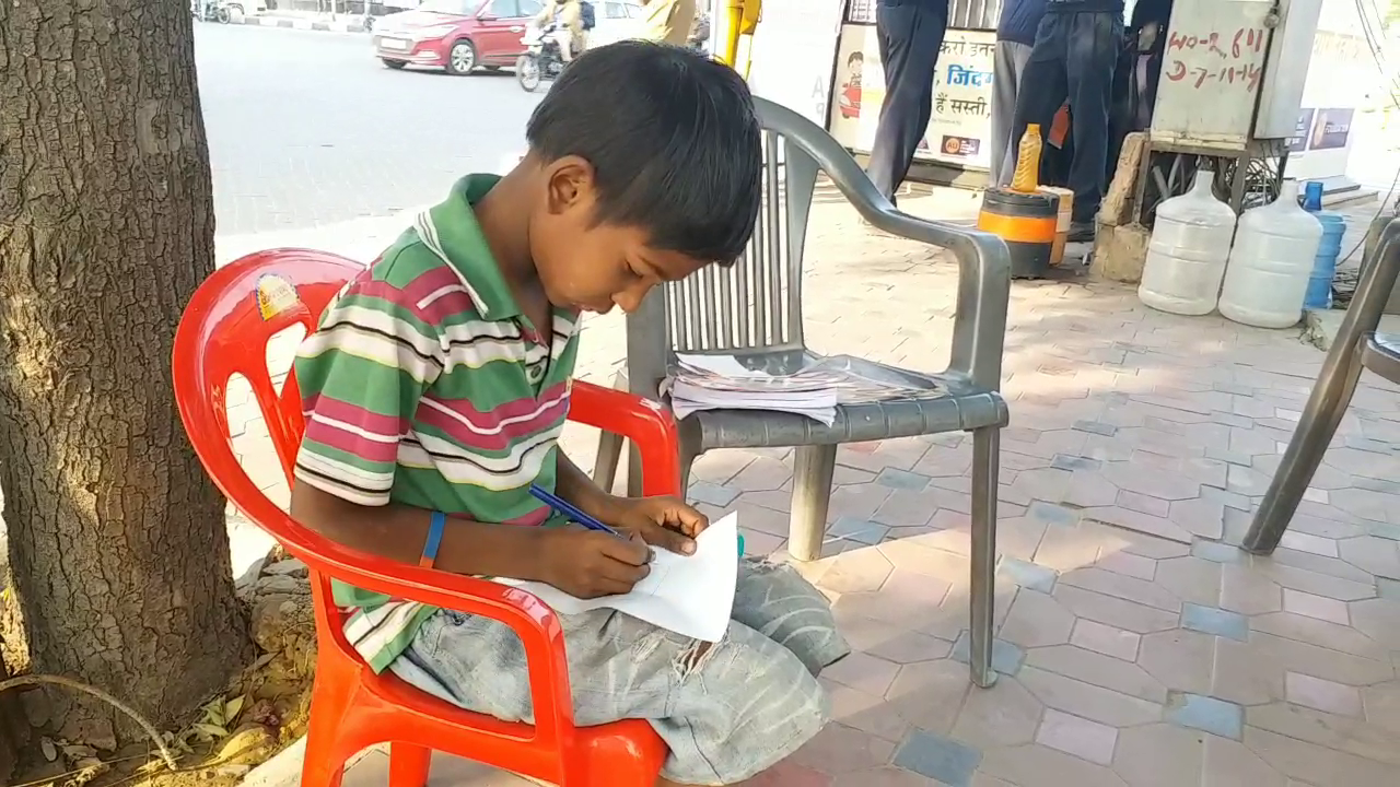 jaipur Traffic Police, Traffic Police educating nomadic children, Police educating nomadic children,  nomadic children in rajasthan