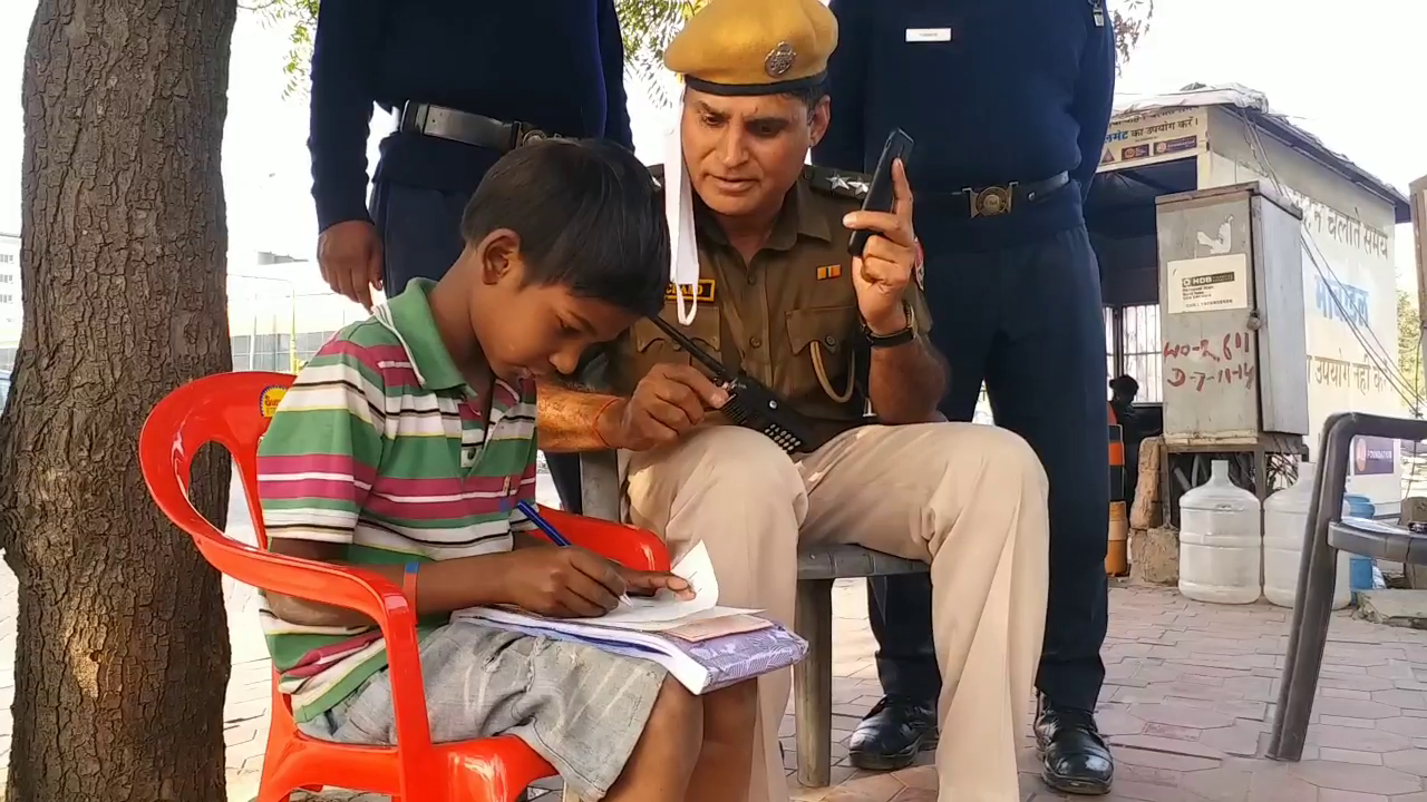 jaipur Traffic Police, Traffic Police educating nomadic children, Police educating nomadic children,  nomadic children in rajasthan