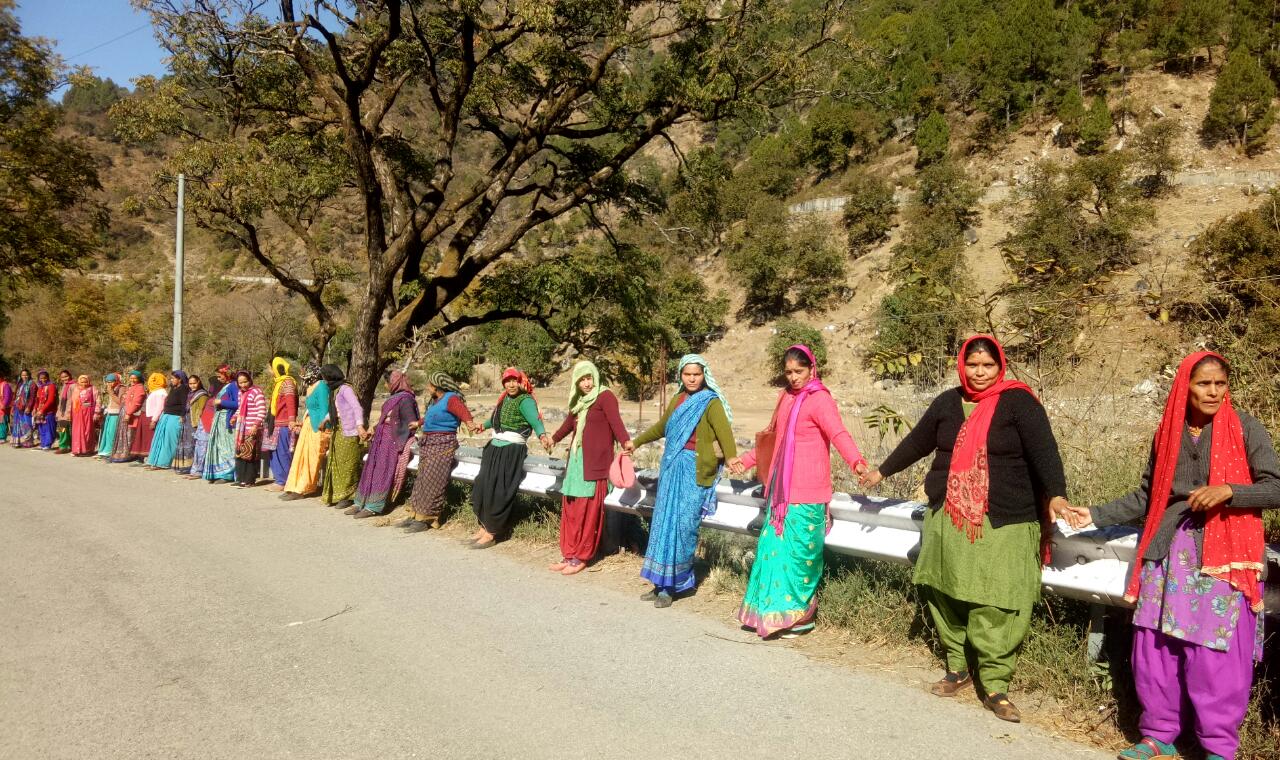 villagers-of-mekhandi-village-take-out-the-funeral-procession-of-devprayag-mla