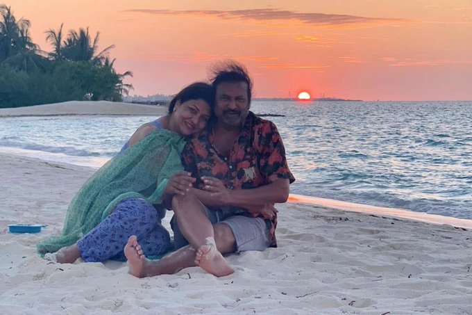 Mohanbabu enjoys at beach