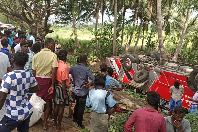 21 injured as tourist bus overturns near trichy