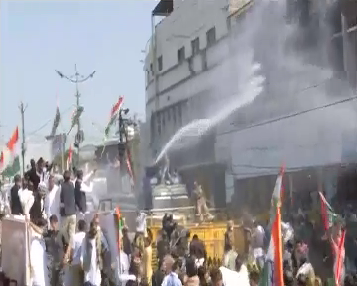 police-lathi-charge-congress-leaders-and-workers-in-bhopal