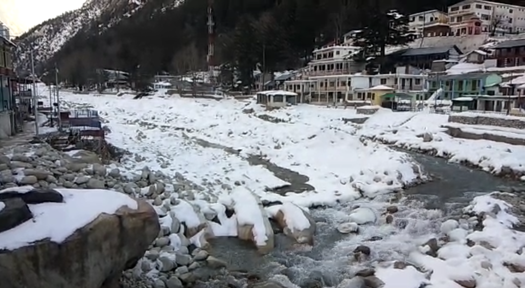 tourists-reaching-gangotri-dham-in-winter