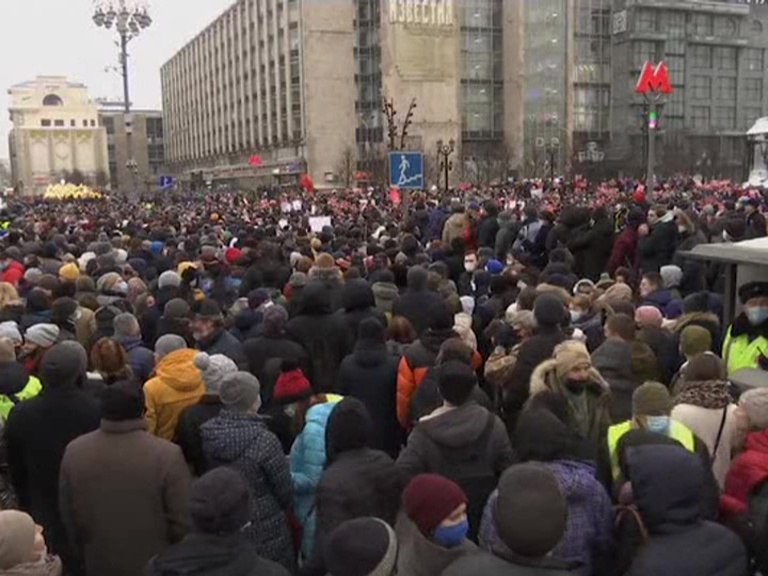 Russia arrests 350 protesters demanding Navalny's release