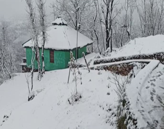 Mandi area of Poonch has received at least six inches of snowfall