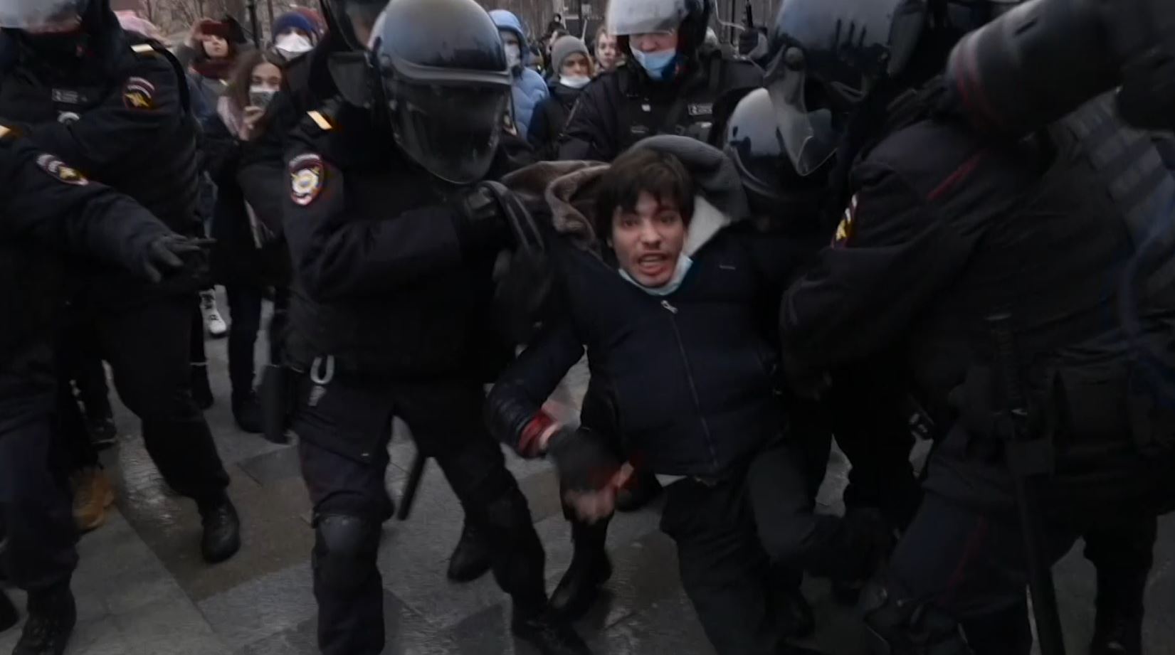 alexey navalny supporters clash with police in moscow, 3454 arrested