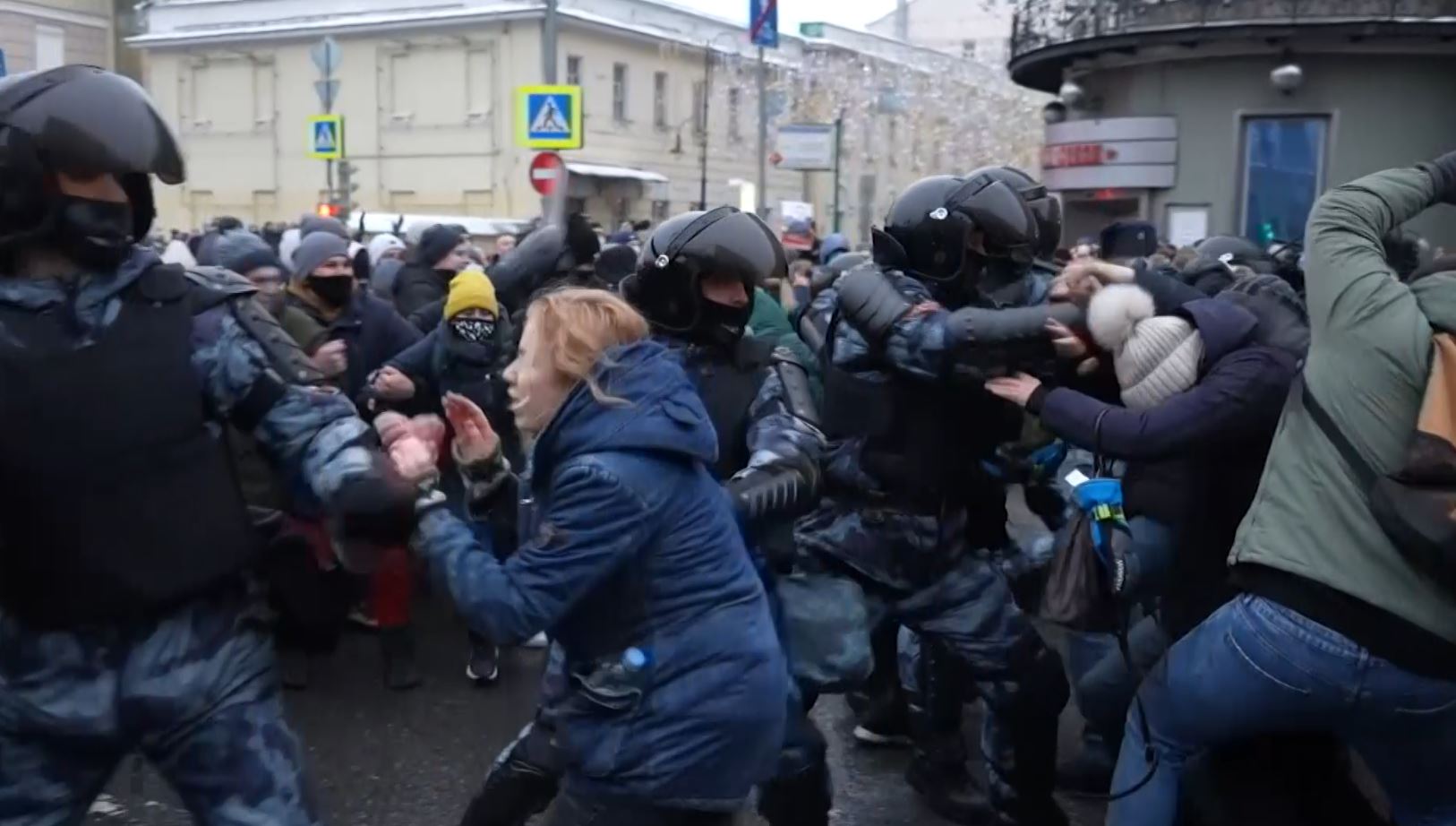 alexey navalny supporters clash with police in moscow, 3454 arrested