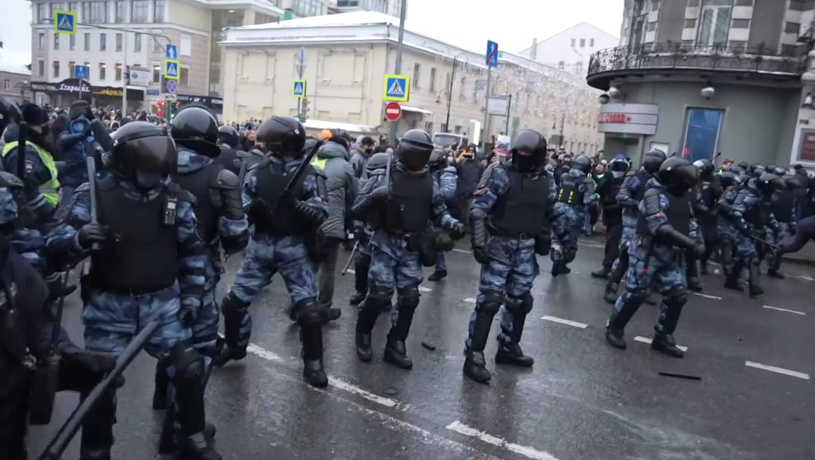 alexey navalny supporters clash with police in moscow, 3454 arrested