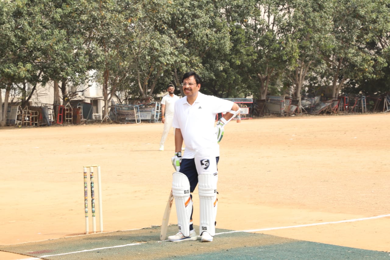 Cyberabad police Commissioner Sajjanar played cricket