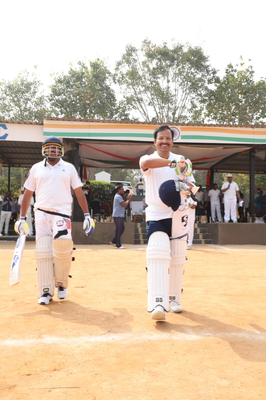 Cyberabad police Commissioner Sajjanar played cricket