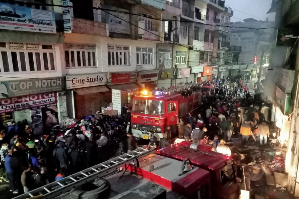 fire breaks out at mall road solan