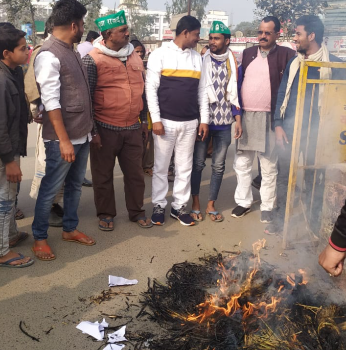 कार्यकर्ताओं ने मुख्यमंत्री का पुतला फूंका