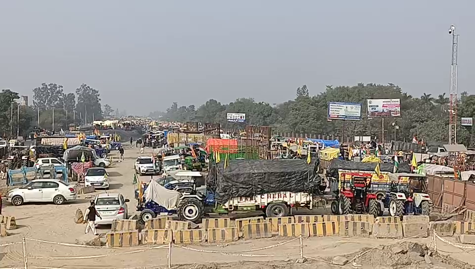 tractors at kundli and tikri border