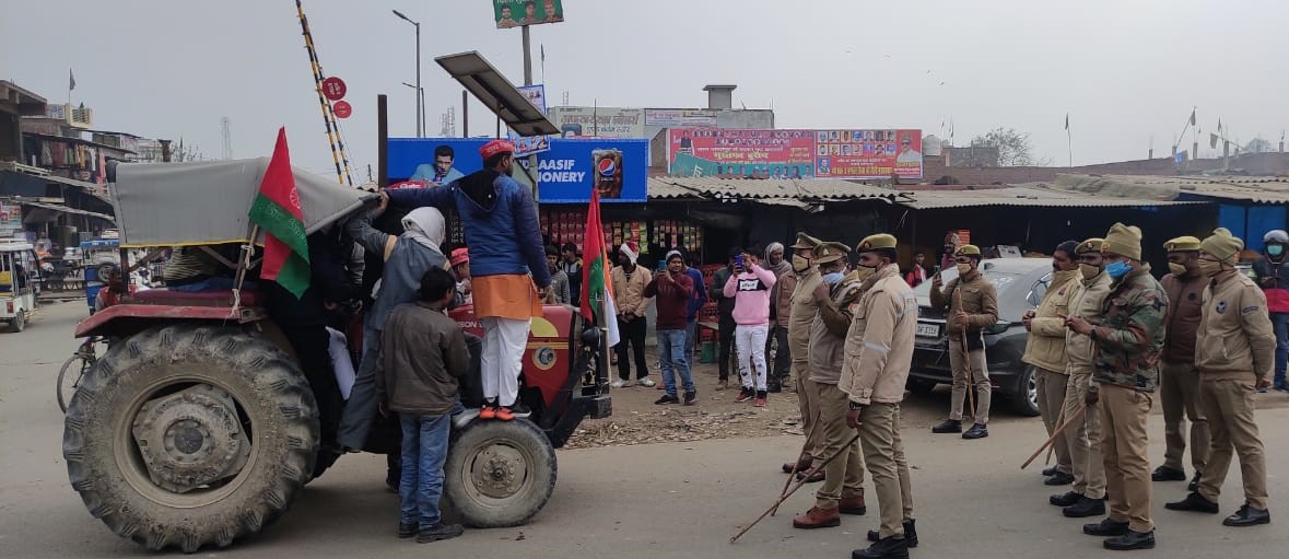 किसानों ने निकाली ट्रैक्टर परेड