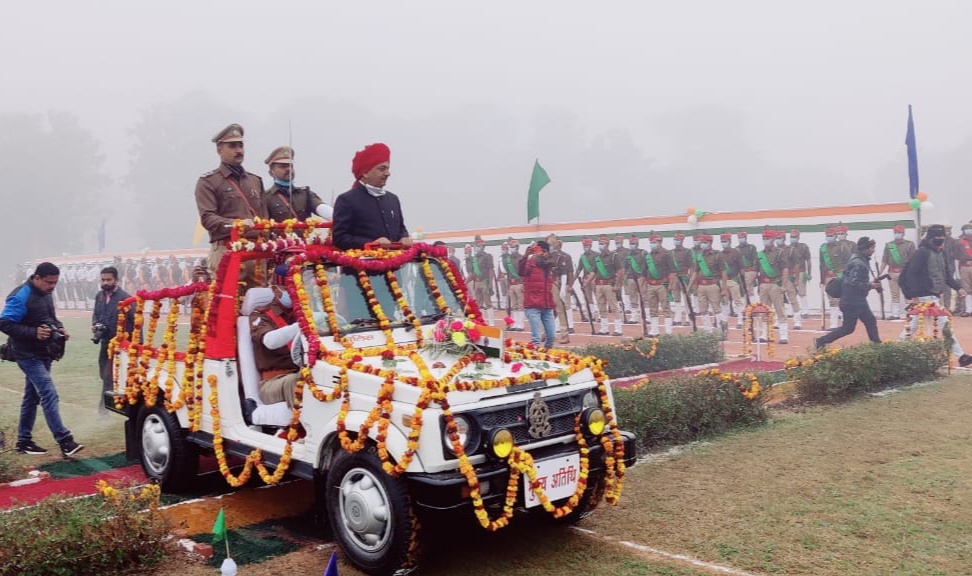 मुजफ्फरनगर में गणतंत्र दिवस पर मंत्री कपिल देव ने ली परेड की सलामी.