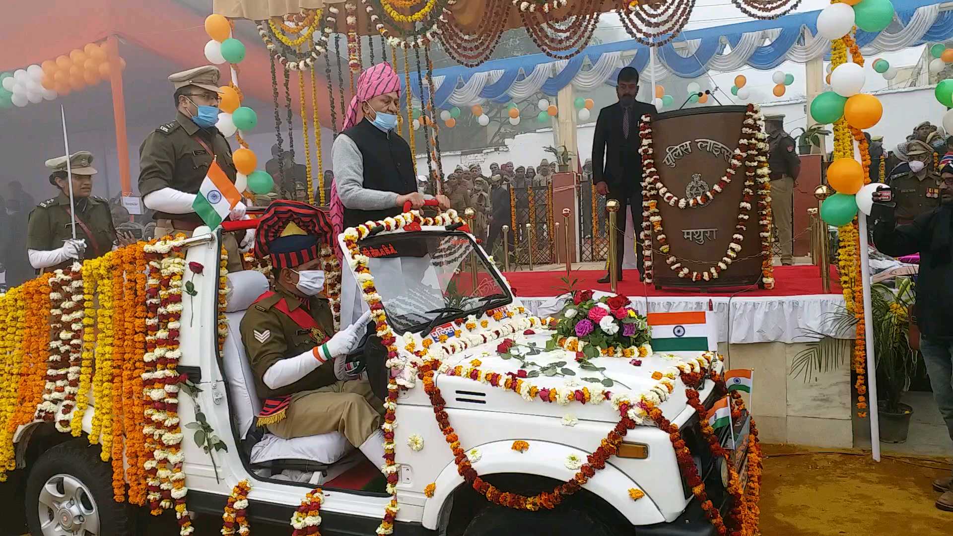 गणतंत्र दिवस परेड की सलामी लेते कैबिनेट मंत्री चौधरी लक्ष्मी नारायण.